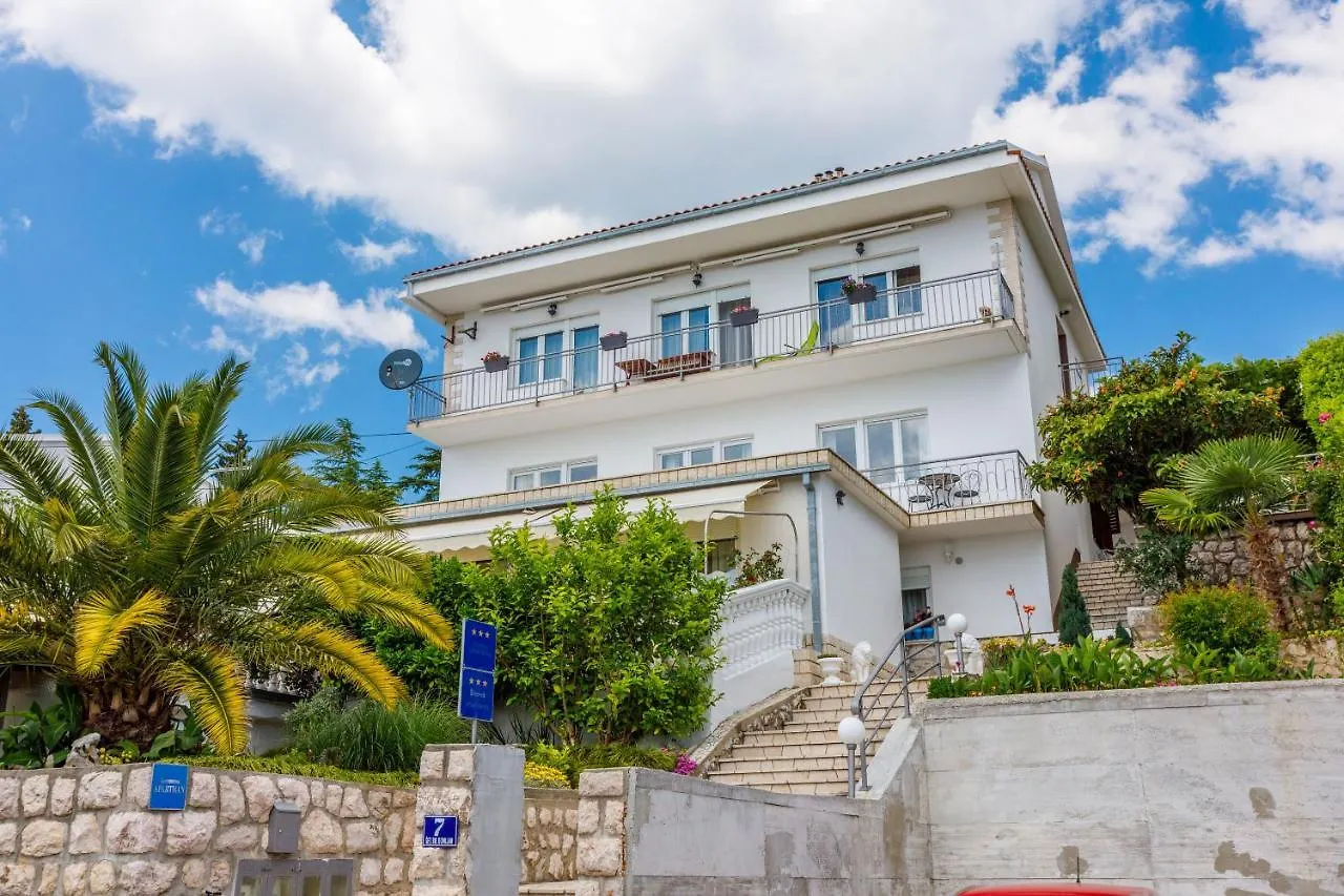 Apartments Lory Dramalj
