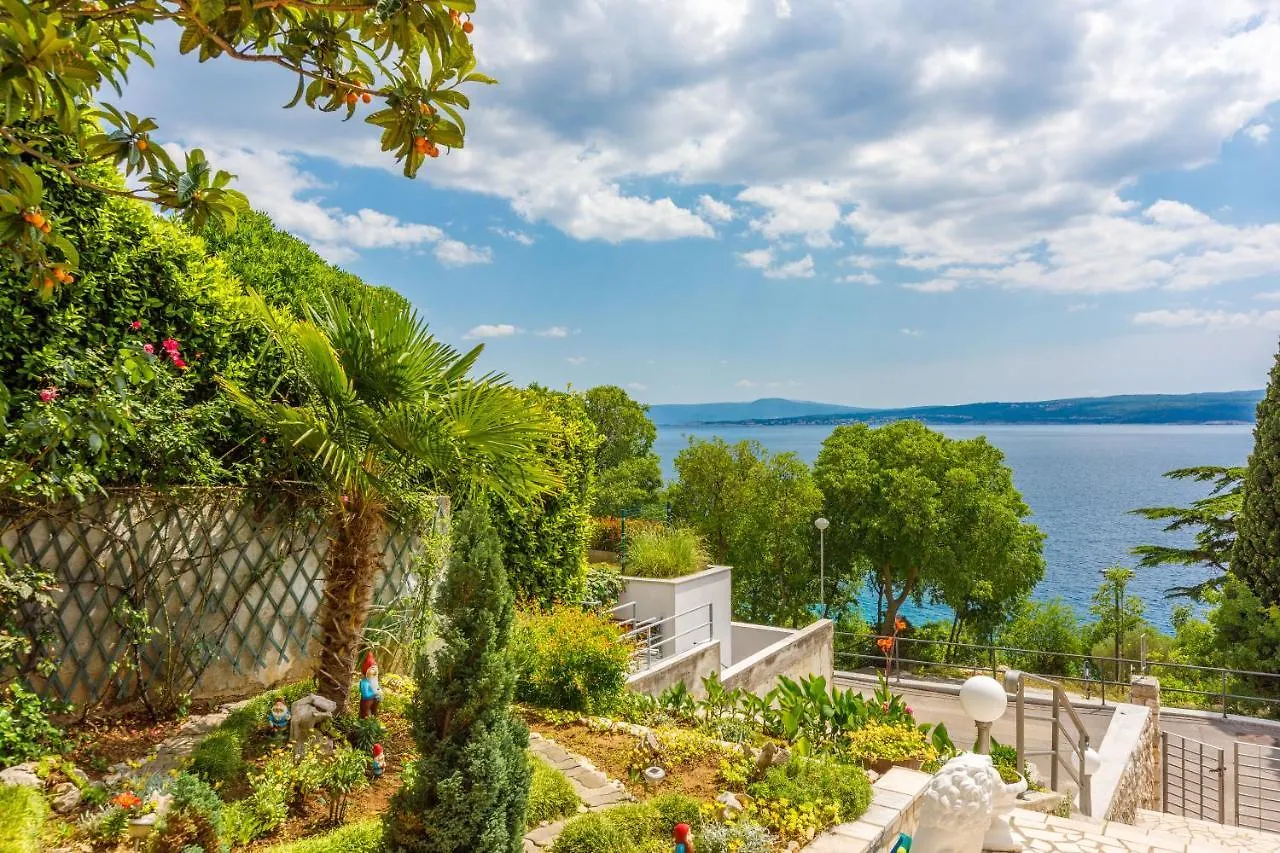 Apartments Lory Dramalj