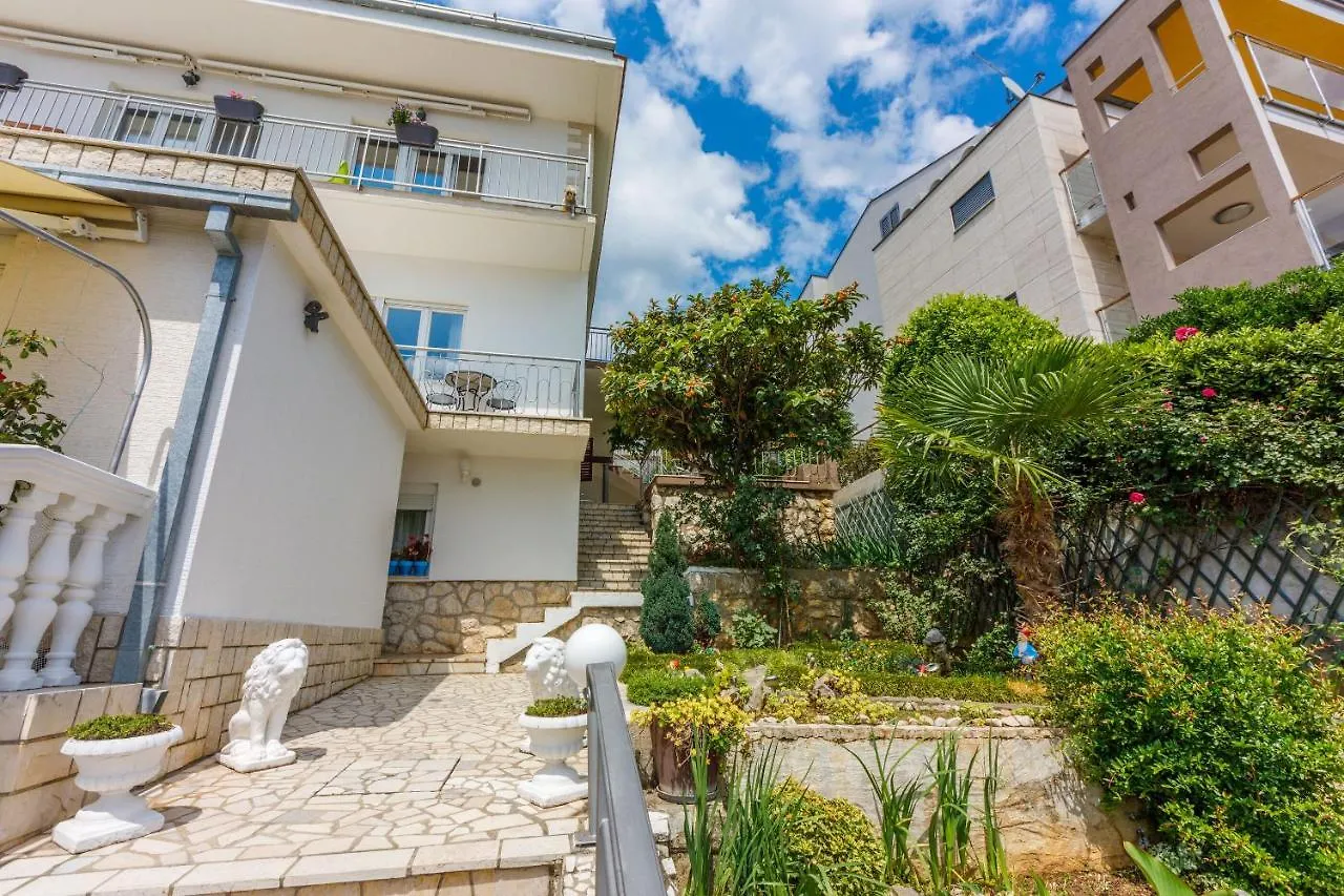 Apartments Lory Dramalj