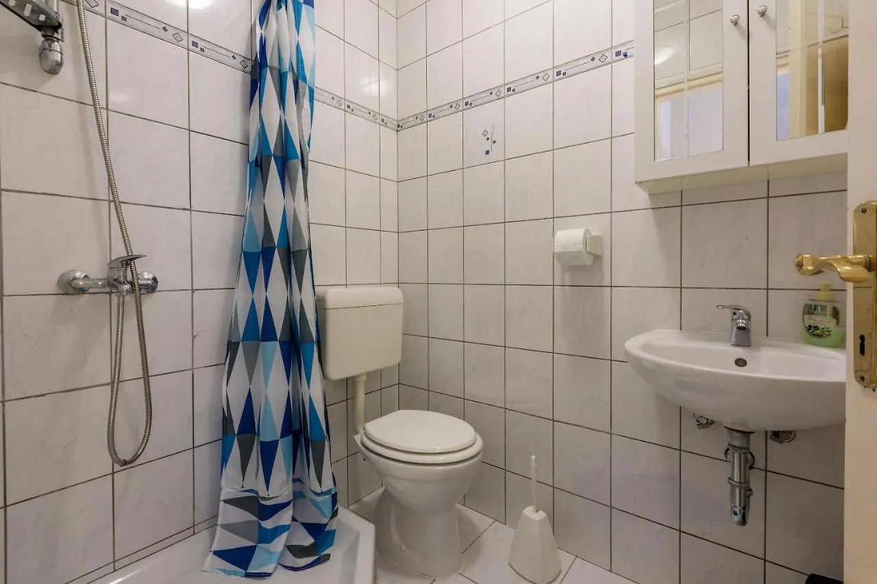 Apartments Lory Dramalj 0*,