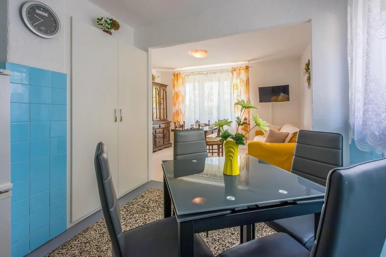 Apartments Lory Dramalj 0*,