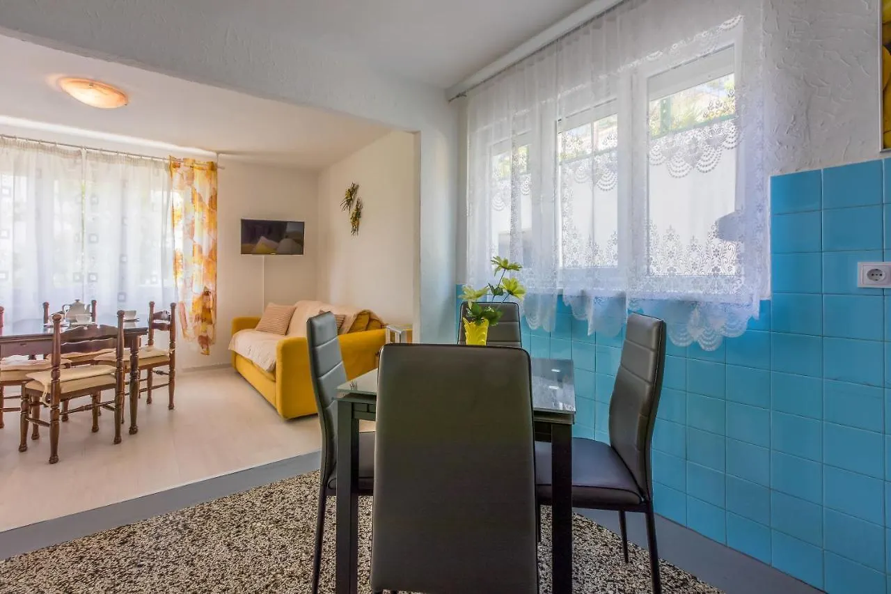 Apartments Lory Dramalj