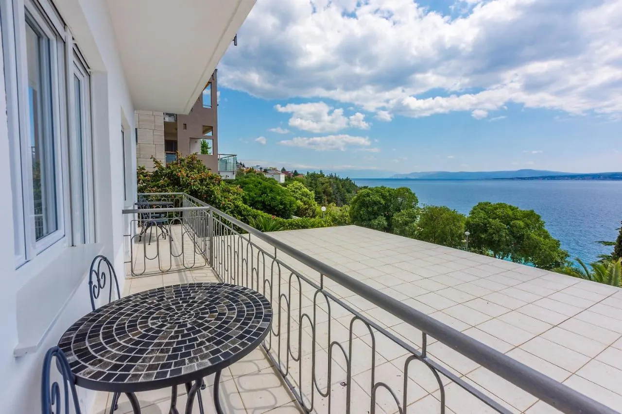 Apartments Lory Dramalj